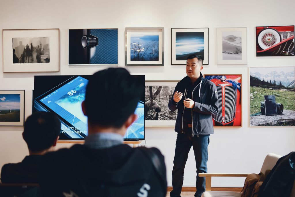 a man presenting in front of a croqd illustrating Requirements Engineering Individuation