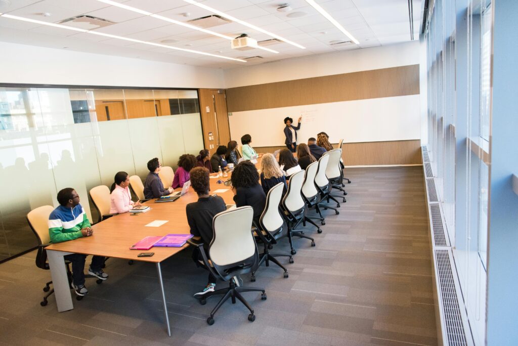 A meeting with a woman on the front practicing Prioritization techniques for requirements management in software projects