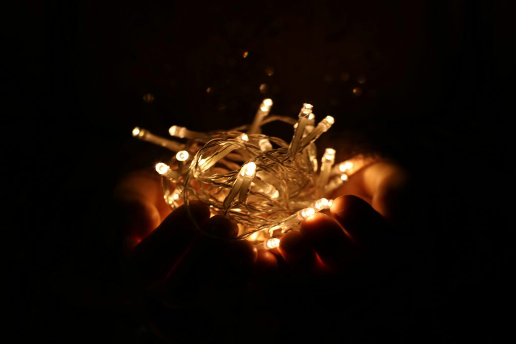 a hand full of small lamps illustrating Requirements Engineering and Argumentation