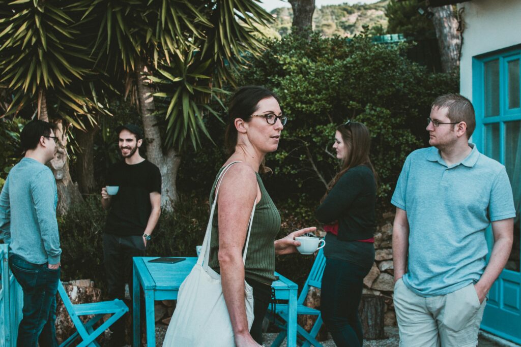 people on a terrasse with narrowness and distance tp each other illustrating Body Language in Requirements Engineering